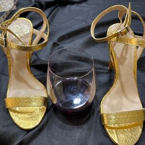 VINCE CAMUTO SKY HIGH SANDALS - SIZE 6